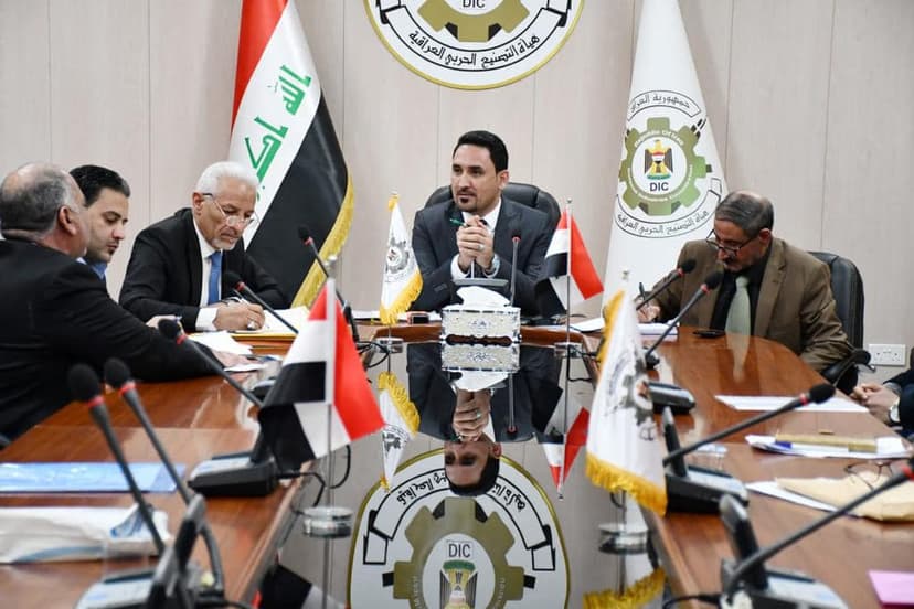 نيابة عن رئيس هياة التصنيع الحربي مدير عام الدائرة القانونية يلتقي عددا من الموظفين والمواطنين